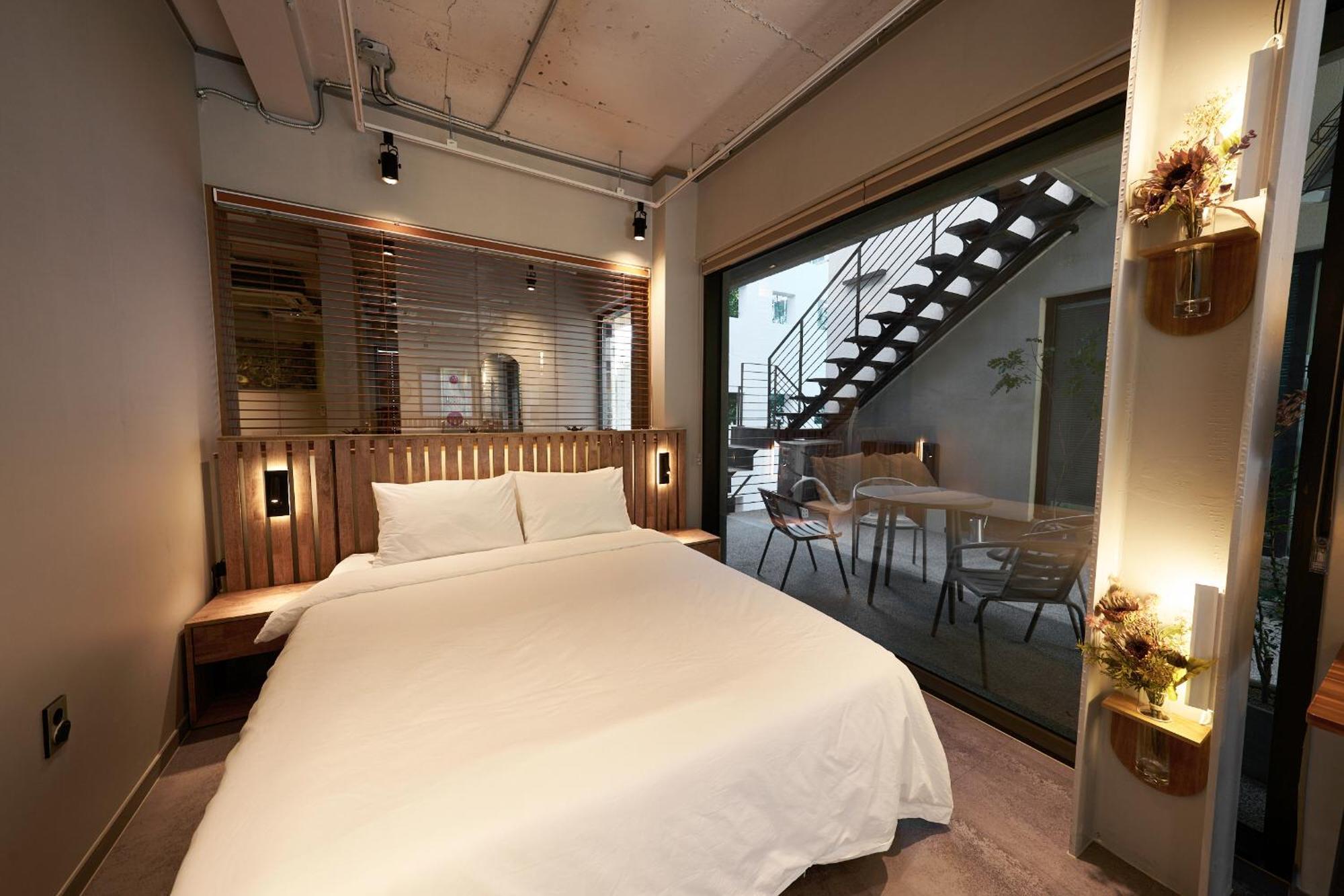 L9 Tailored Service Near Hongik Univ Station